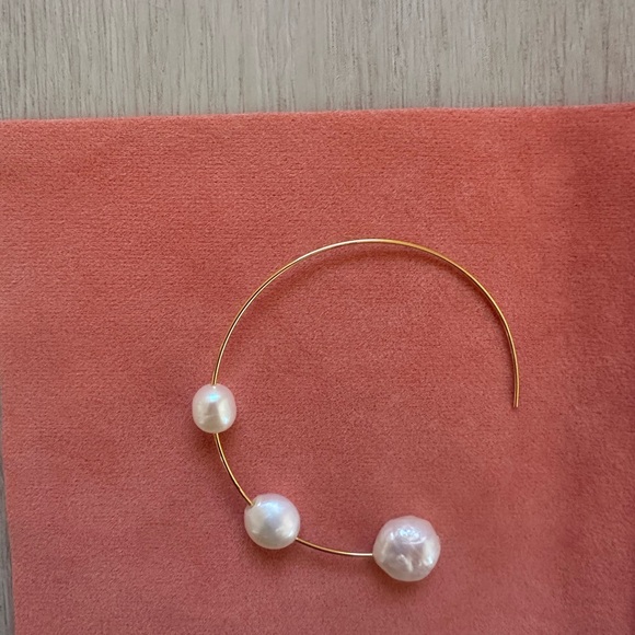 💕 Cult Gaia Gold Hoop Earrings with White Pearls - Picture 5 of 6